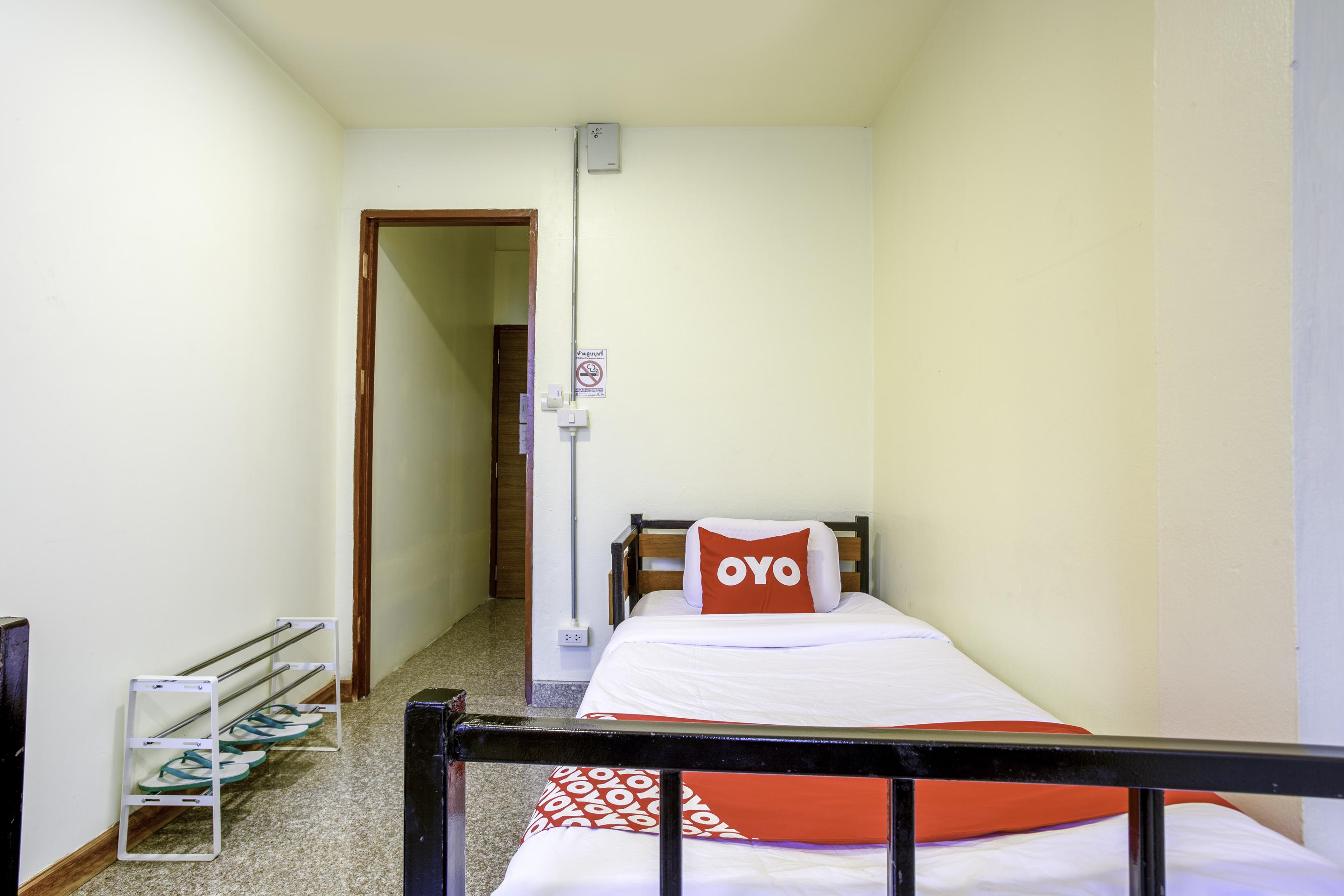 Oyo 928 Leaf Hostel Чиангмай Екстериор снимка