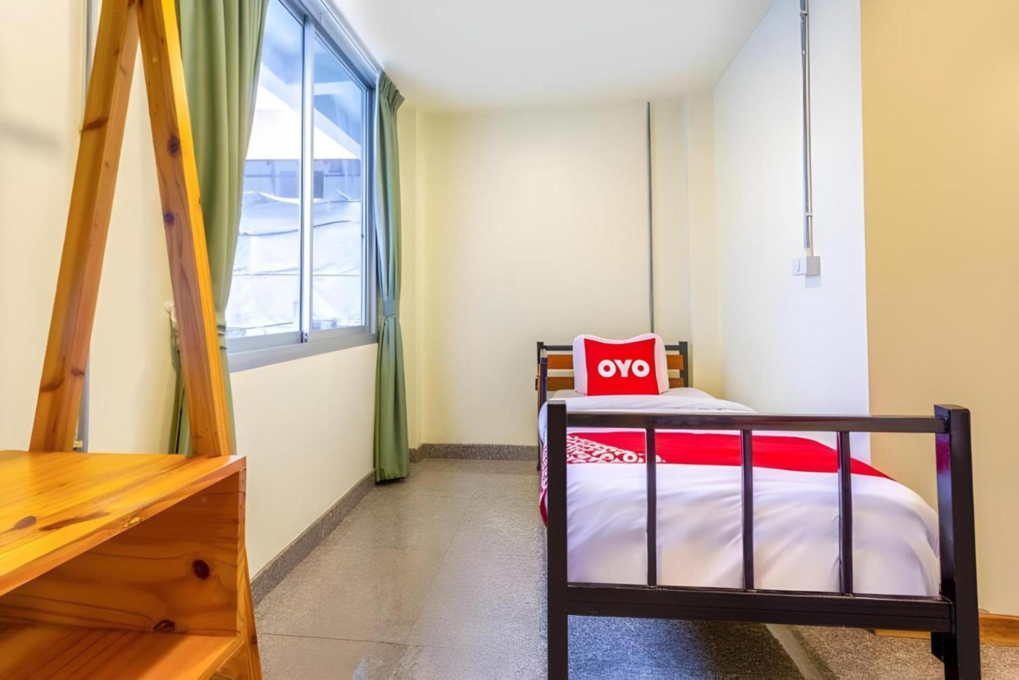 Oyo 928 Leaf Hostel Чиангмай Екстериор снимка