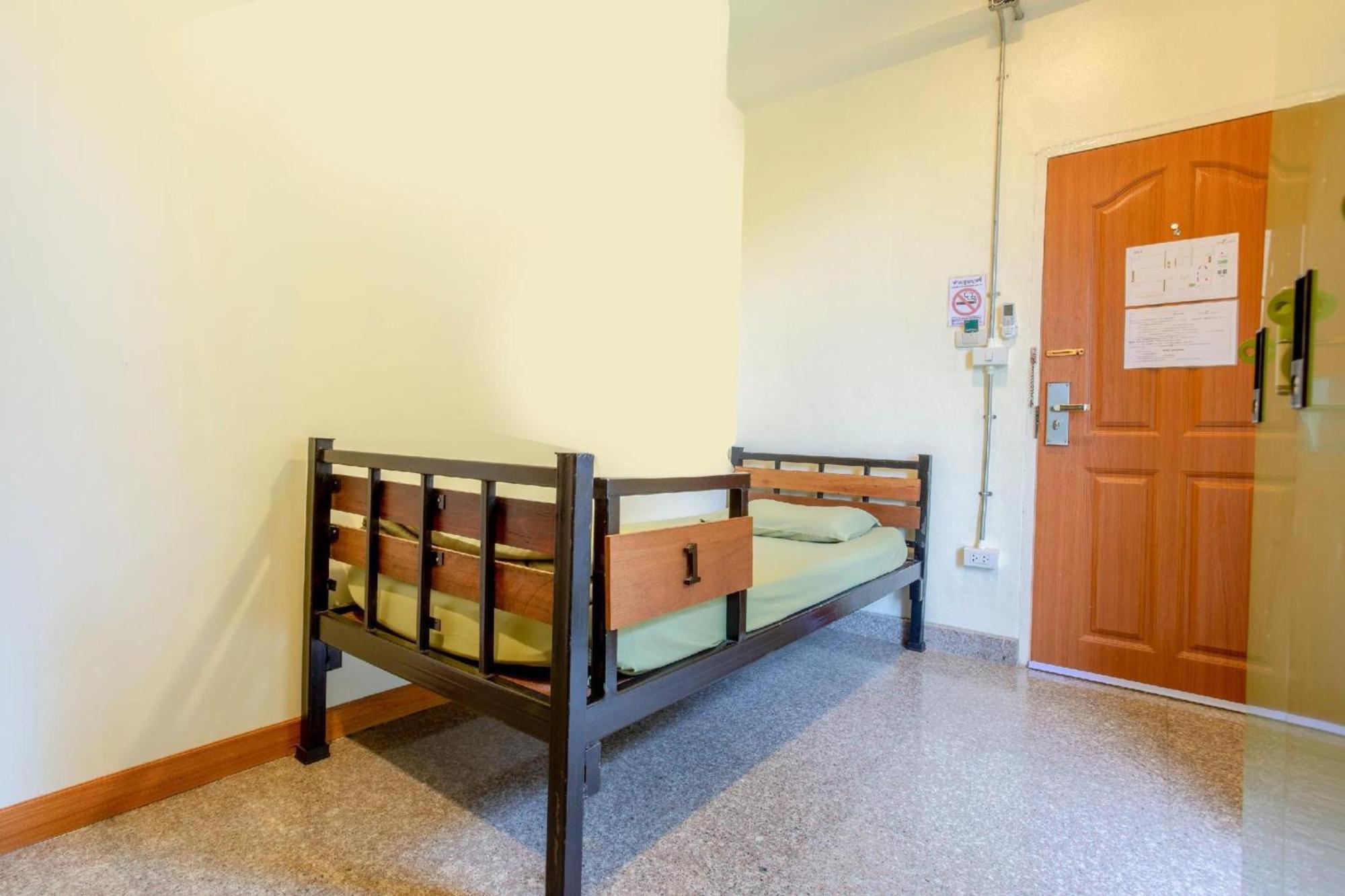 Oyo 928 Leaf Hostel Чиангмай Екстериор снимка